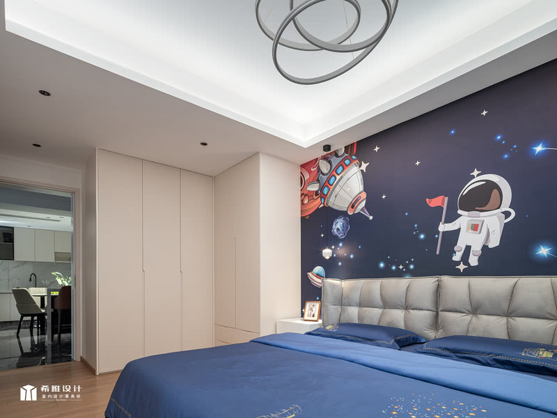 床背景采用了星空壁纸，墙面宇宙，宇航员的元素，有梦幻感觉、激发孩子的创造力和想象力。