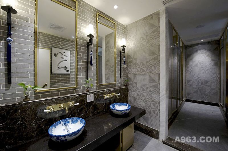 洗手间同样延续了“瓦”灰调，以及皇族金，青花瓷的洗手盆给空间增添了亮色彩，呈现了干净利落的空间。
