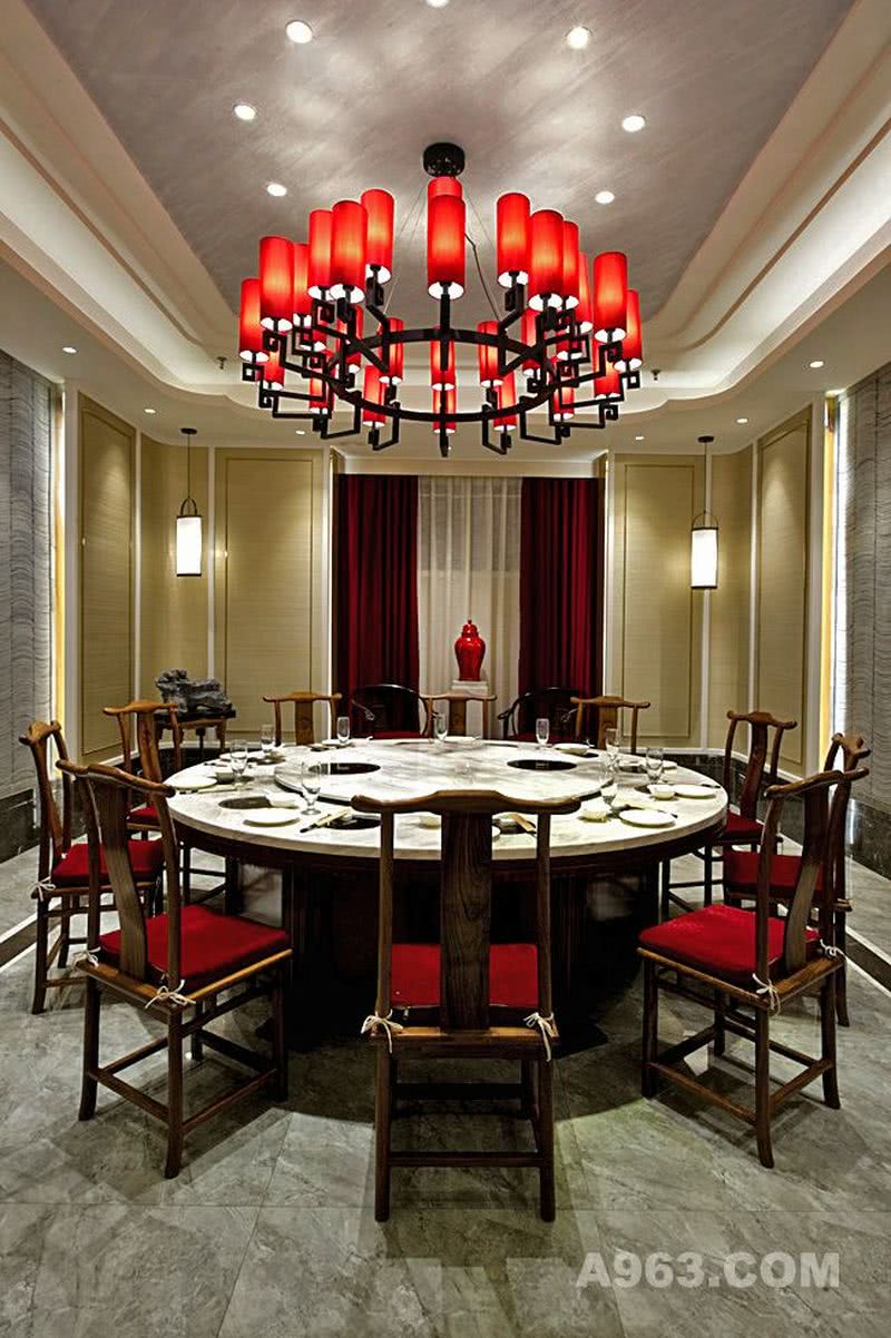 红色吊灯及将军罐给“中国红”浓厚的包间营造了中国传统式皇家贵族气氛。
