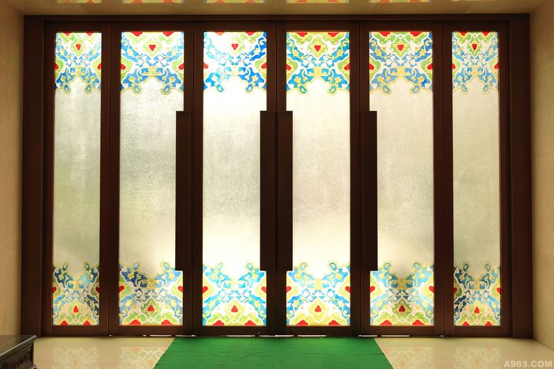 大门的设计也是铜门腐蚀同一八边形阿拉伯图案，中间玻璃为卷草纹的阿拉伯传统图案雕刻上色，庄重但不古板。