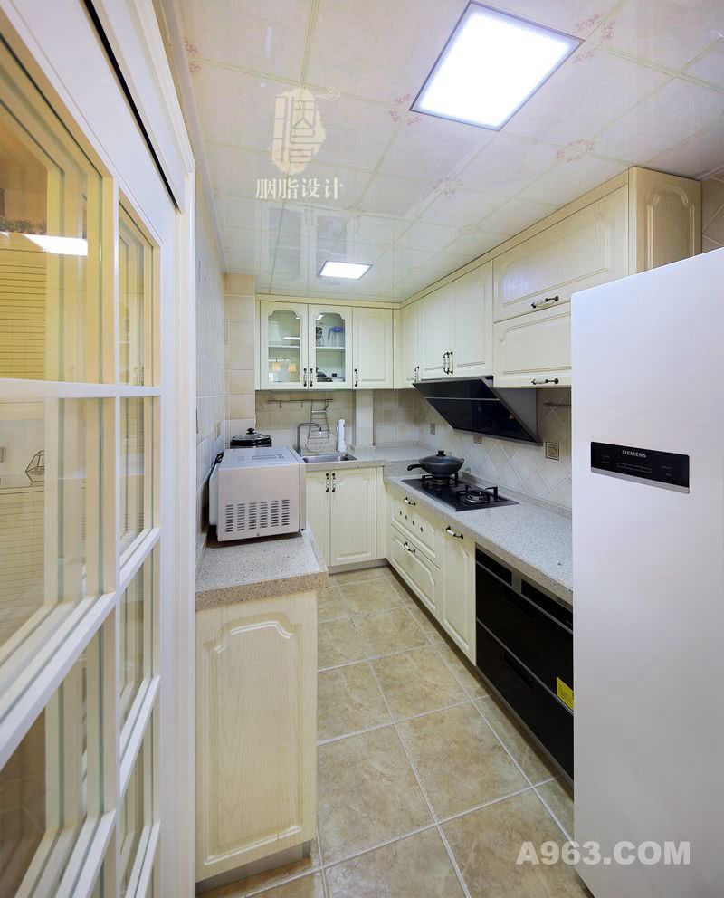 厨房空间同时采用浅色设计