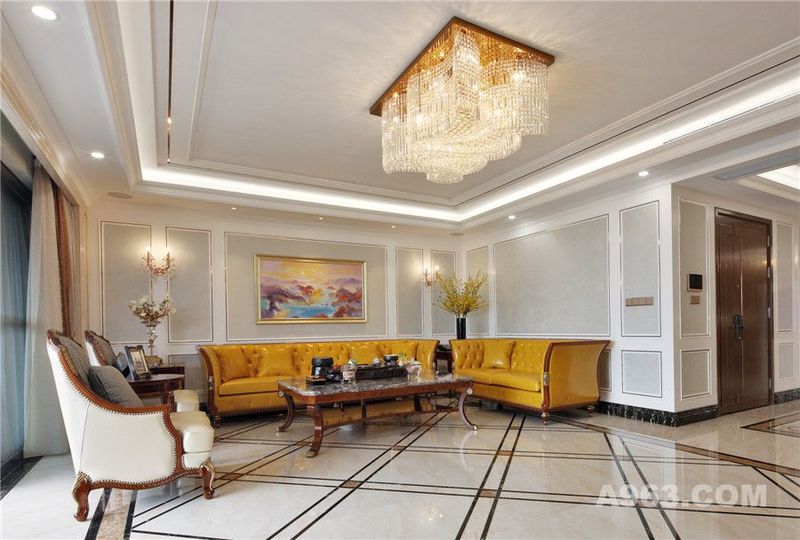 白色为主的空间，橙黄色的沙发应用，浓浅色泽的明显差异，撞击出低调的优雅。而欧式线条的精心勾勒，带着鲜活与时尚，营造一个精致的空间氛围。