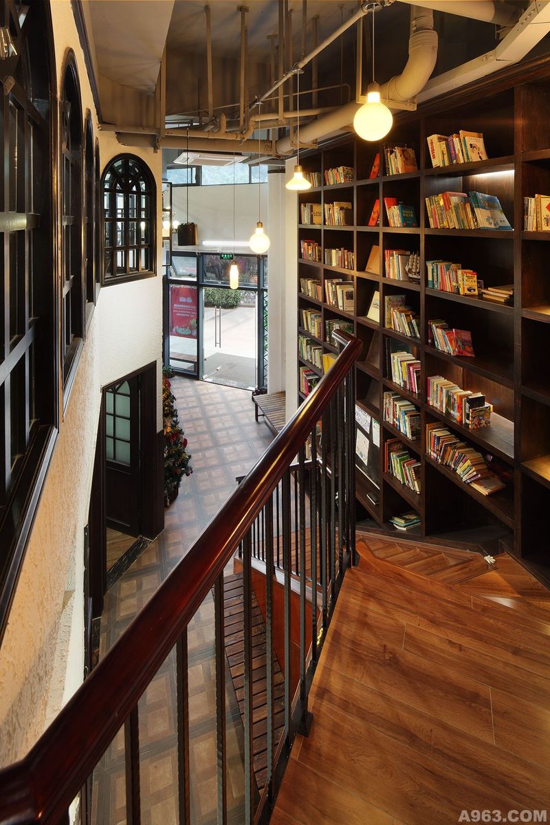  随用随挂的取拿方式，既给阅读者提供了便利，同时还提升了空间的使用范围，在这个原本狭窄的楼梯间创造出一个私密的书吧，不禁令人感到兴奋。