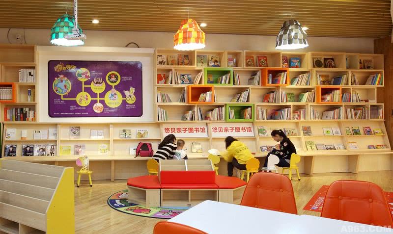 给家长和孩子一个温馨可爱的阅读区，享受着阅读的乐趣。