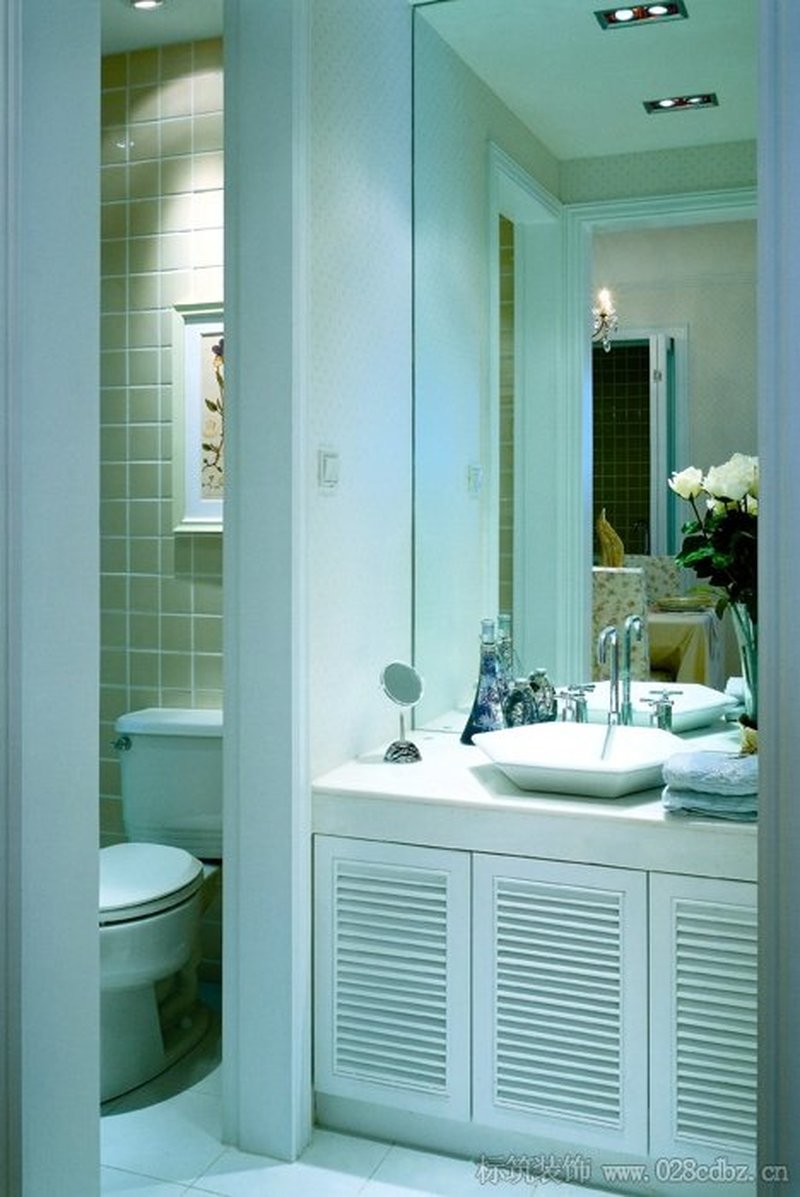 以白色为主，洗漱区与卫浴区明显分开，使空间更显干净整洁