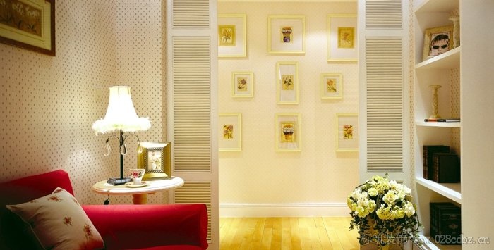 各种小型装饰画组成的图片墙，呈现独特的装饰效果。碎花壁纸和清新花朵与红色的沙发一起，打造了舒适的休闲阅读空间