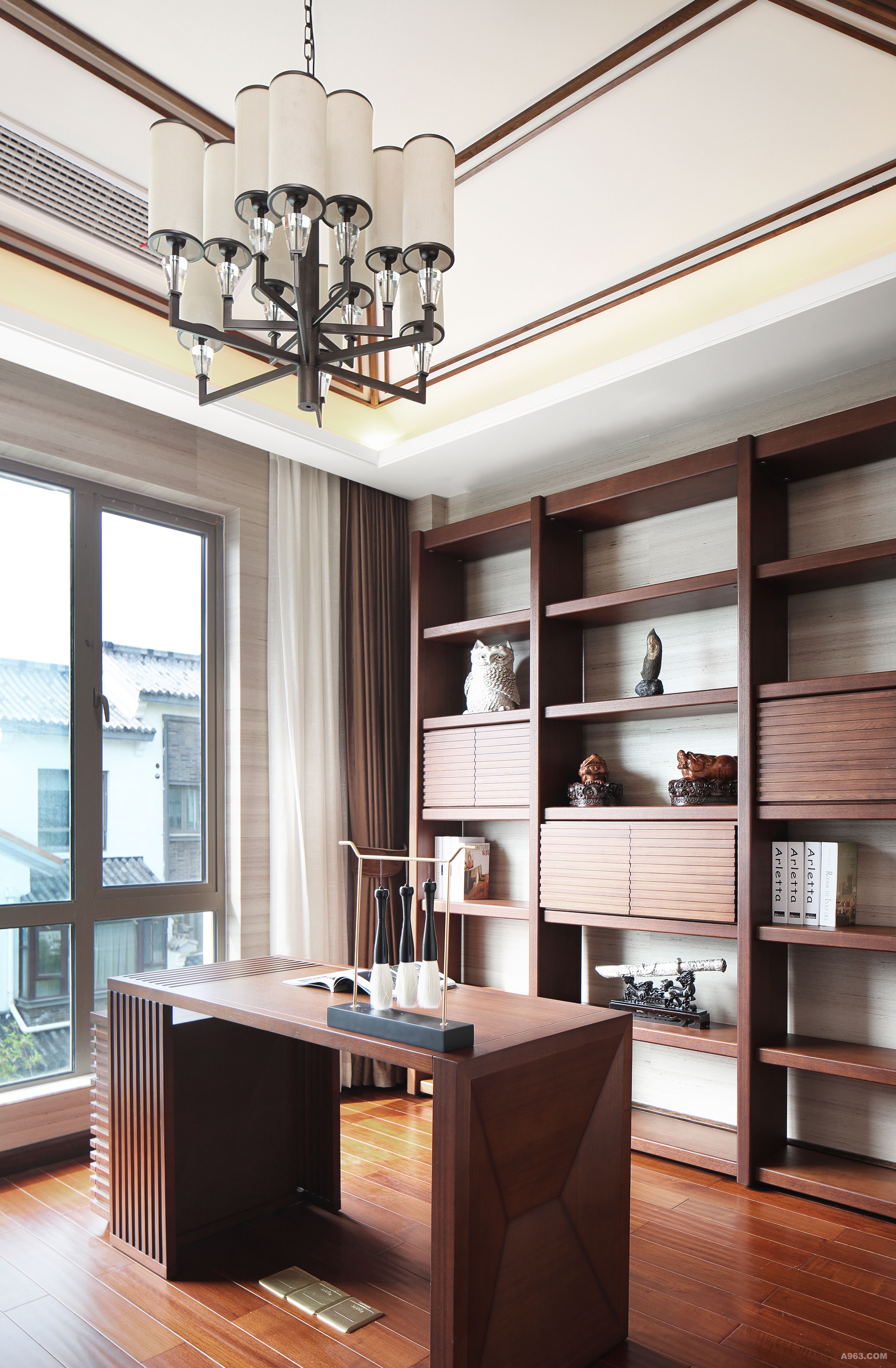 棕茶色与木色是书房的主调，虚实有致的结构让小空间也充满趣味。