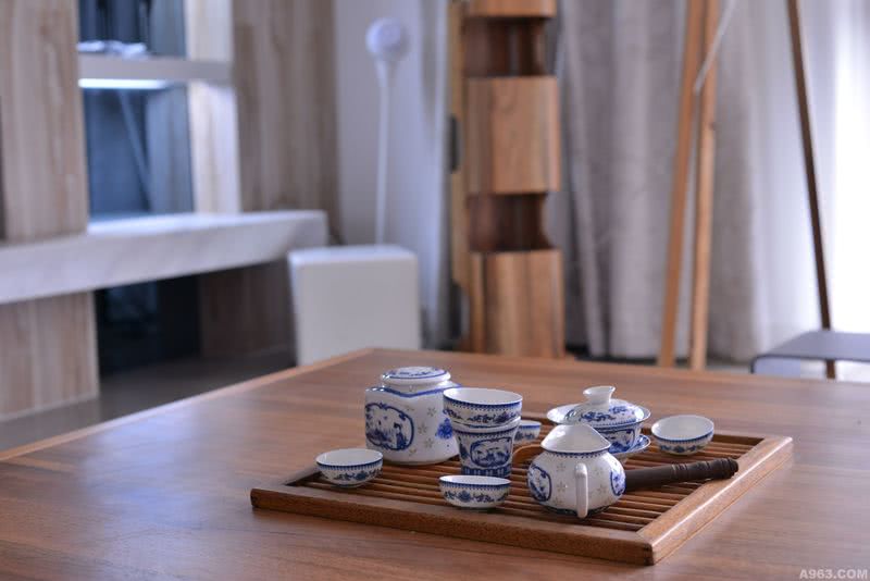 青花瓷的茶具配上颜色冷暖适宜的茶桌，清新可人，让人视觉稍作停顿，暗示主人喝茶的时间到了！