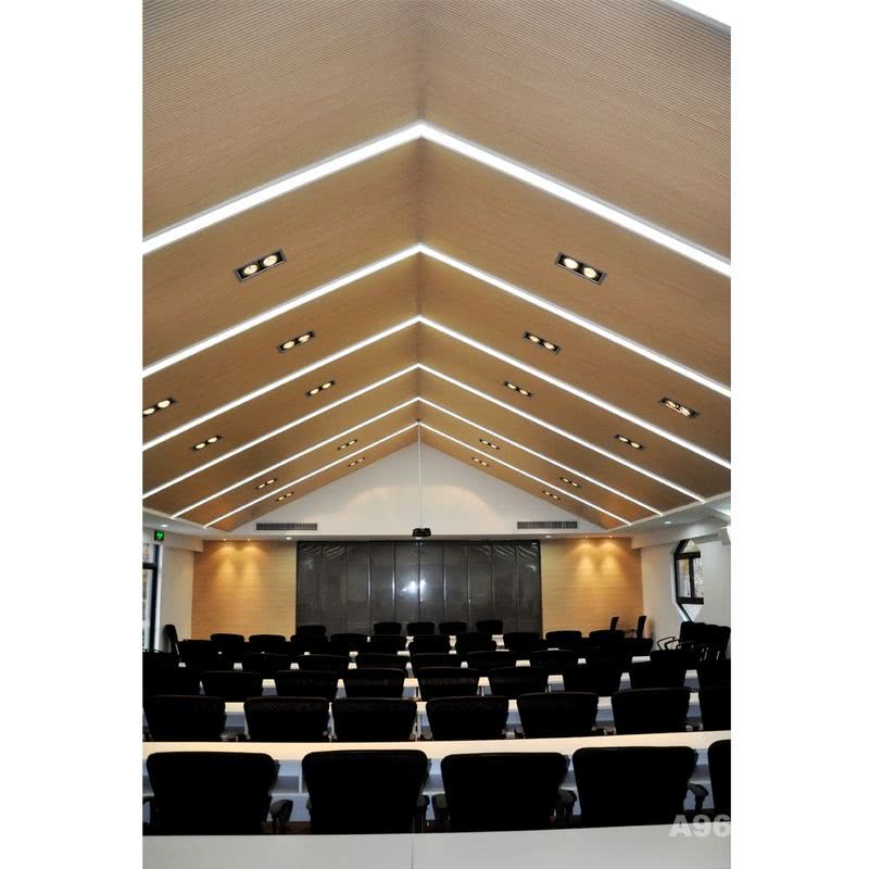 多媒体室吊顶采用了条形的灯光效果，使两个斜面的木色吊顶连接为一个整体。