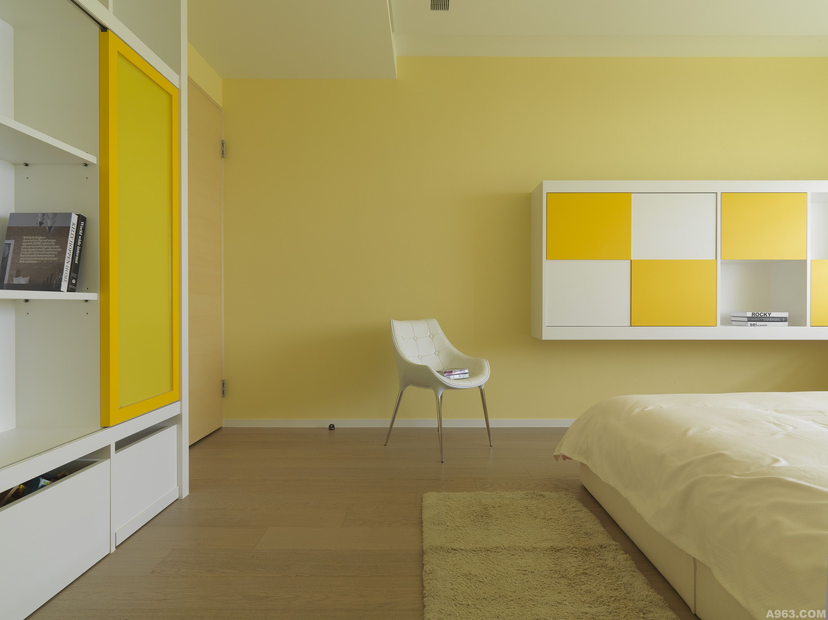 淡淡清爽的鵝黃色調，打造明快舒暢的起居氛圍。