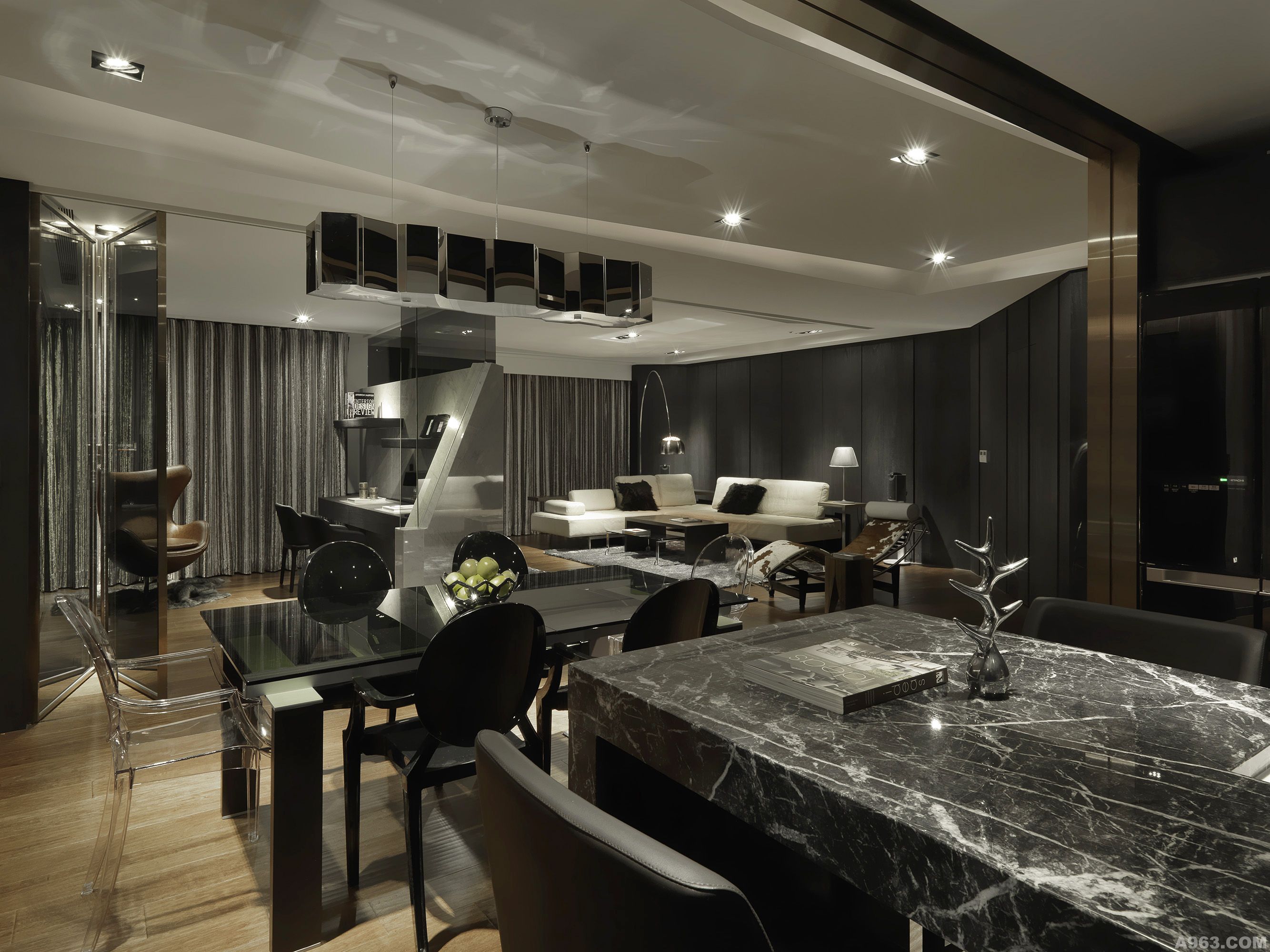 開放式的餐廚空間以沉穩的色澤規劃，黑色大理石打造的中島吧檯，讓空間更具有奢華感，讓每一次的用餐時刻都能具有低調不凡的品味。