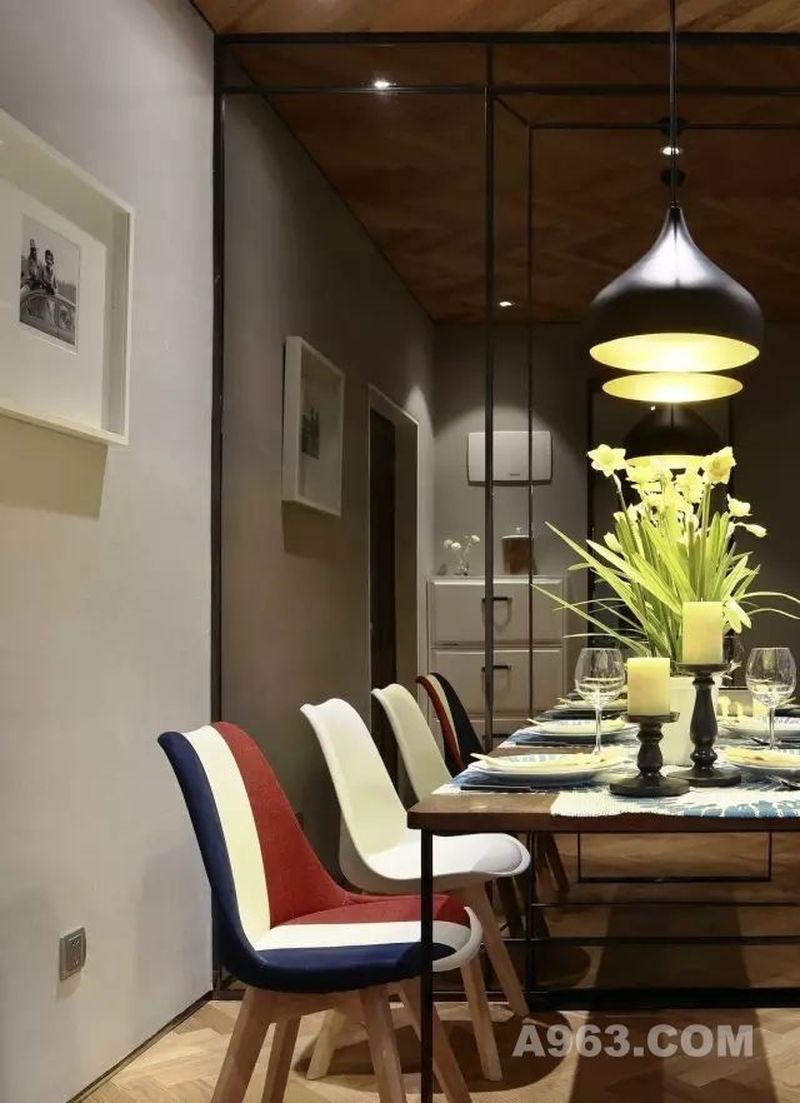 ▲餐桌椅的设计也非常年轻化，俏皮的花纹和混搭的风格，给人轻松的用餐环境。