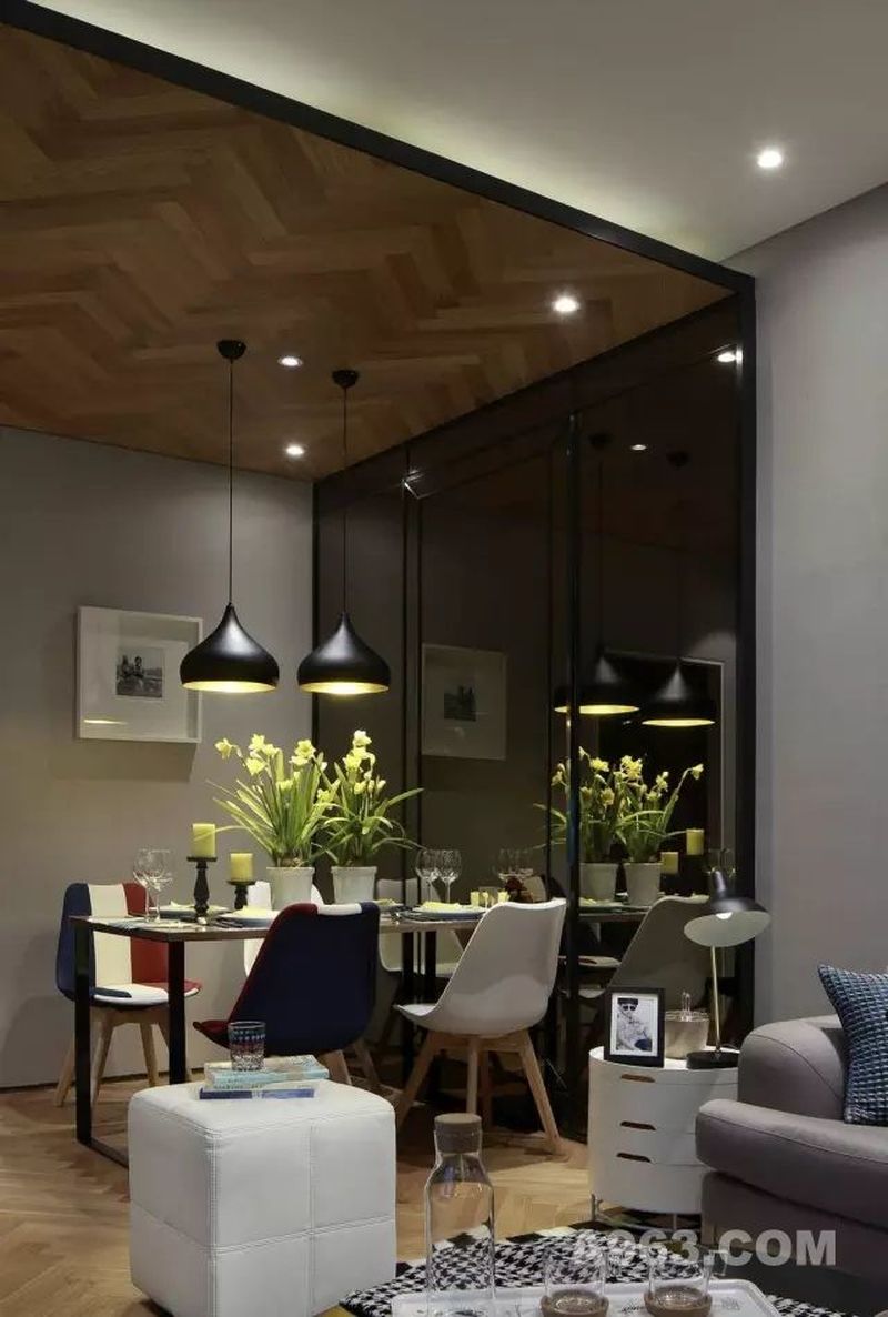 ▲餐厅墙面用大镜子铺满，不仅起到了扩容的效果，也更加时尚摩登。
