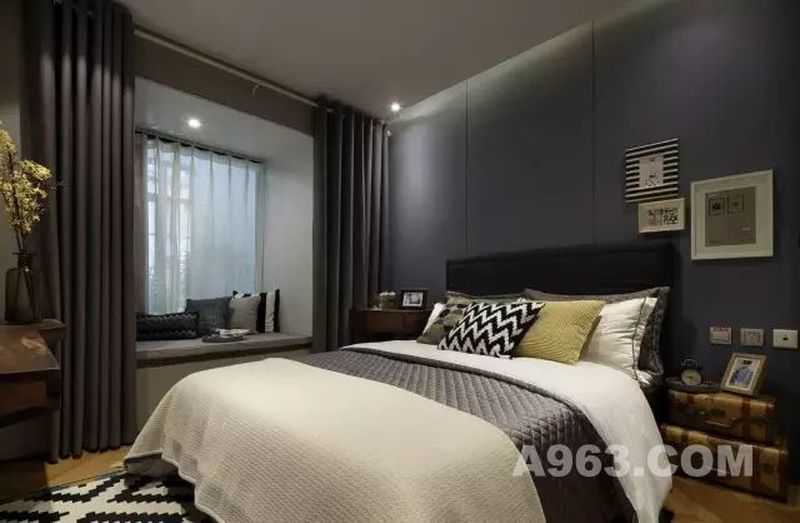 ▲卧室采用深浅色搭配的原则，打造沉静的睡眠氛围。