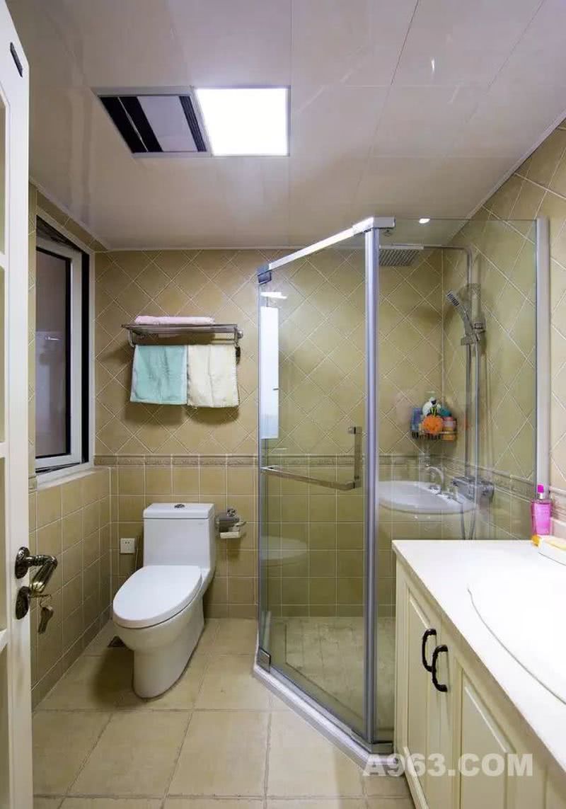 卫生间因为空间比较小，淋浴容易将所有地方都弄湿，一套整体浴室就很好的解决了干湿分区问题。