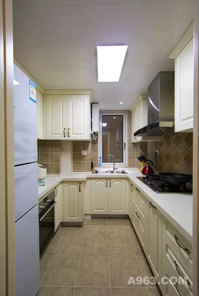 厨房选了U字型厨柜，将使用和收纳的利用率达到最高。