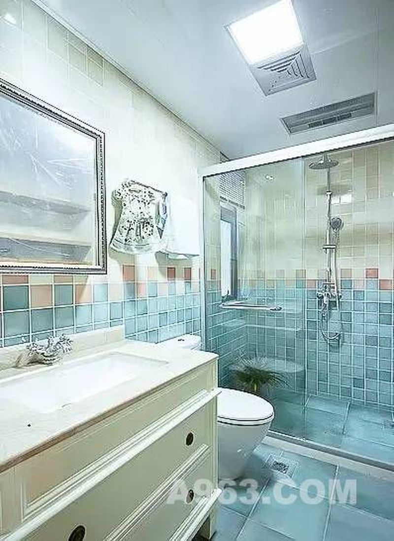 ▲淡蓝色的瓷砖配合金属框架的浴室镜，颇有些奢华的地中海风，干湿分离，把窄长的卫生间划分的更合理。