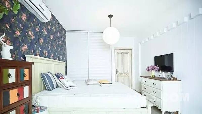 ▲卧室的采光效果本来就非常棒，加上纯白的家具，让整个房间看起来巧妙精致