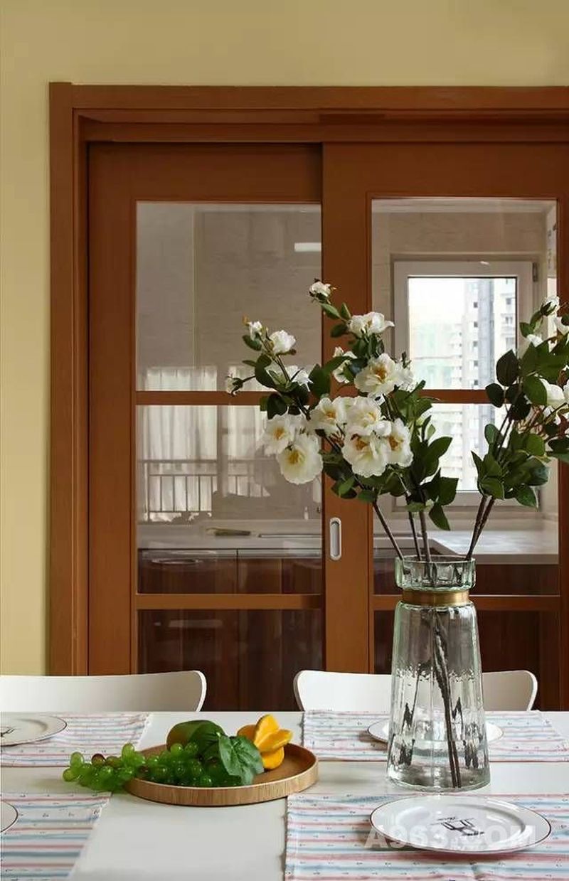 ▲白色餐桌配上俏皮的餐巾，淡淡的配色让人静下心来品尝美味。
