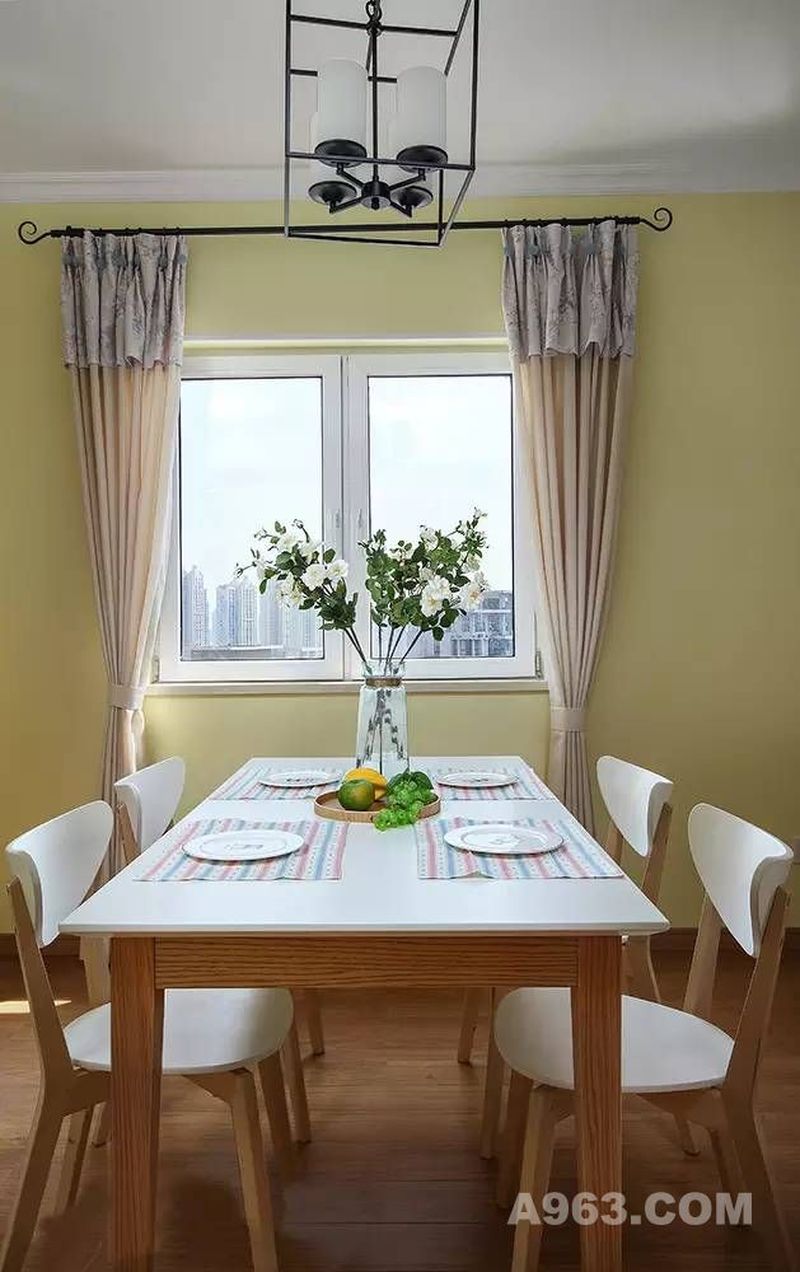 ▲餐桌就放在窗户旁，用餐时不仅有阳光相伴，也能随时欣赏风景。