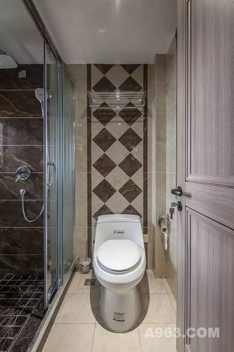 卫生间通过干湿分离的设计，让空间更具功能性，同时也在日常的使用中更加方便。