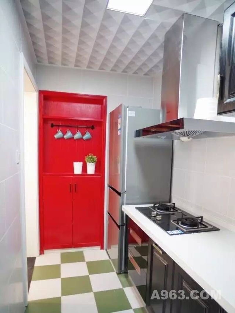▲红色的内嵌式柜子惊艳了下厨的时光。