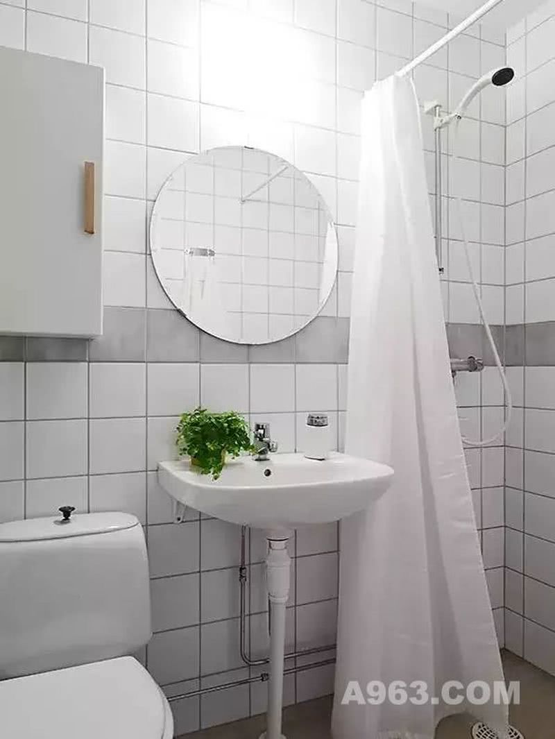 ▲ 卫生间没有过多的修饰，在白色的基础上增加绿色和灰色来修饰，简单中透着清爽。
