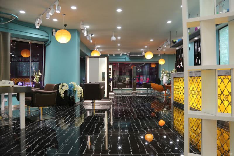 沈阳YT美发店的宽敞的服务区设计是客人选择这里的一大亮点
