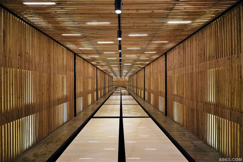 用杉木条做为空间与空间的隔断，加以地灯的设计产生光影效果。
