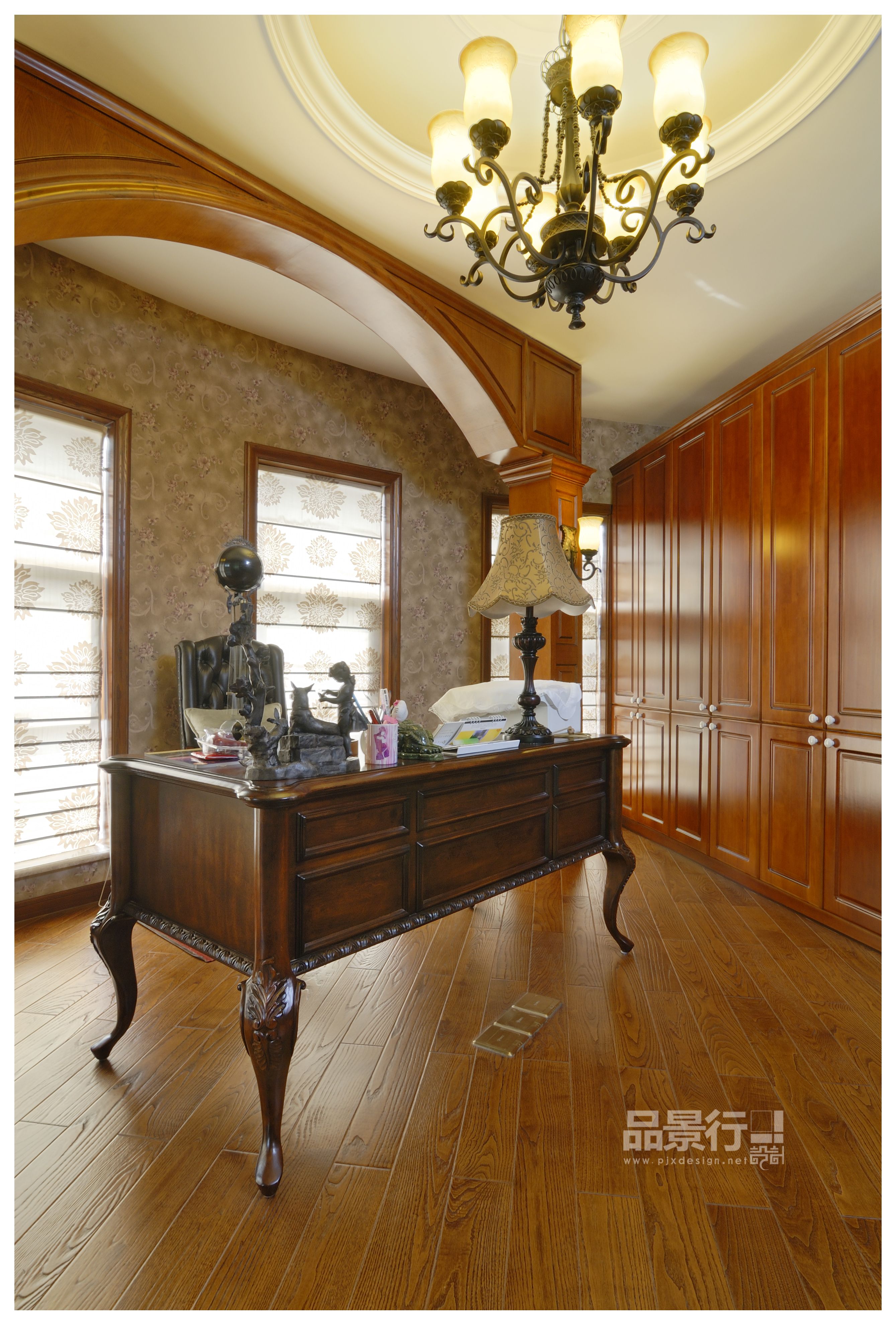 别致的木质书桌，配以拱形的背景造型，高雅而又内敛。整面墙的书柜，美观而又实用；分散开来的落地窗，充分利用了到了自然采光。