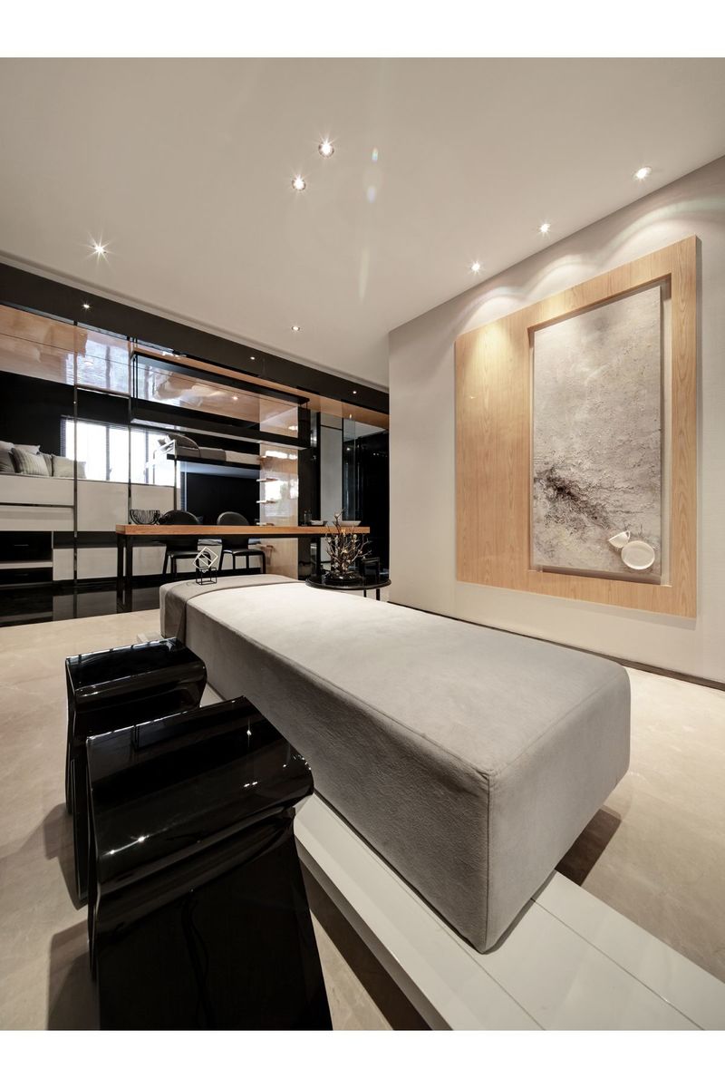 客厅/ 白色调与木饰面，以朴实温和的色调，展现优雅的慢节奏生活方式。
