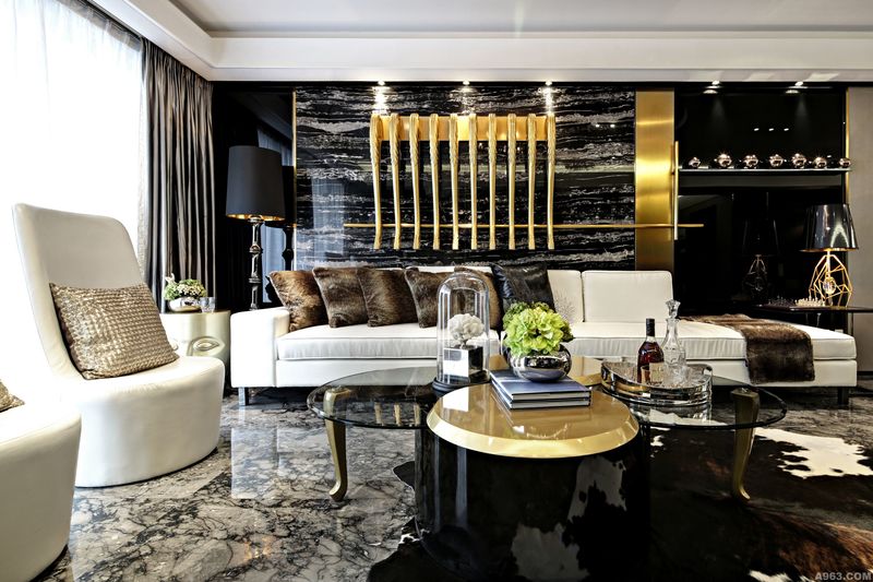 客厅/ 黑色石材的沉稳雅致，点缀性地嵌入金色线条或者色块，使空间更具张力同时体现出空间的品质感。
