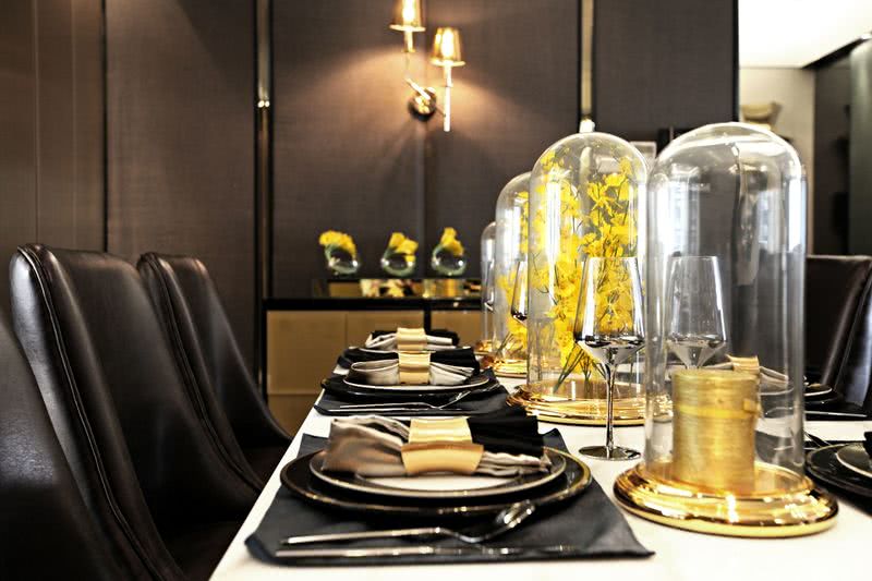 餐厅/ 烛影伴盏香，摩登精致的餐碟，嫩黄的枝条装饰，营造典雅就餐空间