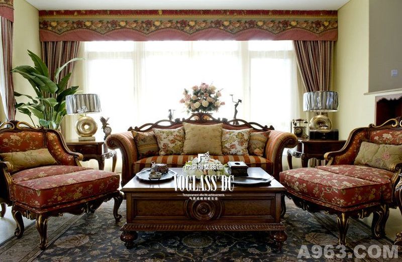 龙湖长桥郡 
成都尚层别墅装饰 首席设计师胡均作品

美式豪宅的客厅，