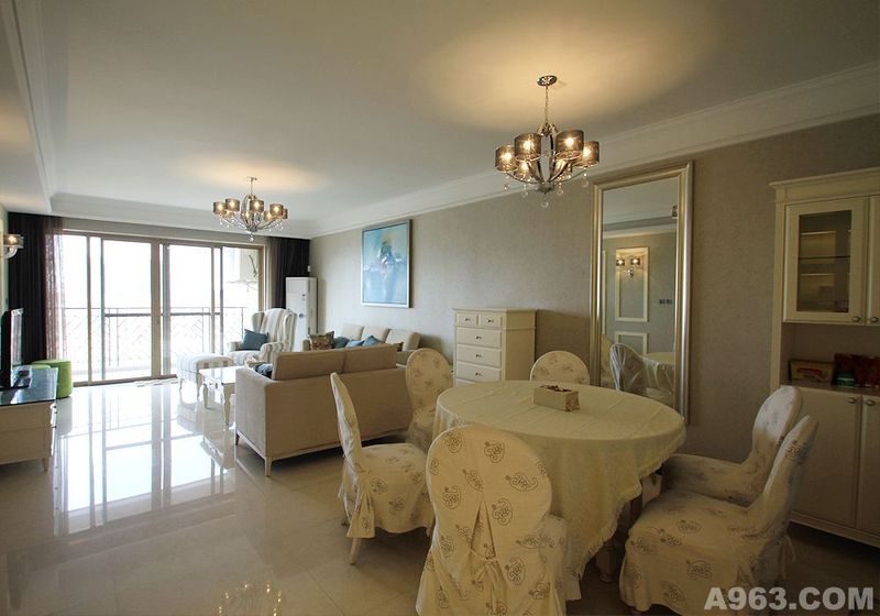 白色的家具以及温软的布艺，这些元素的集结，让整个家散发着舒适与温馨感