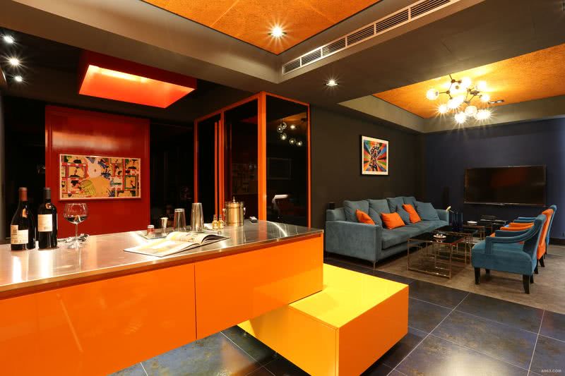 複合交誼空間以
現代冷冽的水泥砂漿，
精簡幹練的橘色溝縫，
搭配絨布軟件家飾，
空間藍與橘的色彩交織，
為西式飲序空間，
塗抹出一幅風格畫。