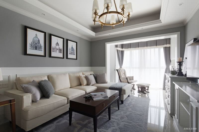 客厅以白色的线条勾勒出空间的优雅之美，利用吊顶的处理划分了空间，丰富了空间层次与内容