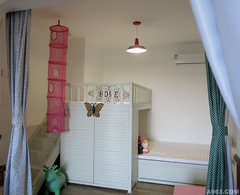 小孩子房,小空间设计了两张大床.上床下面是个大容量的杂物间