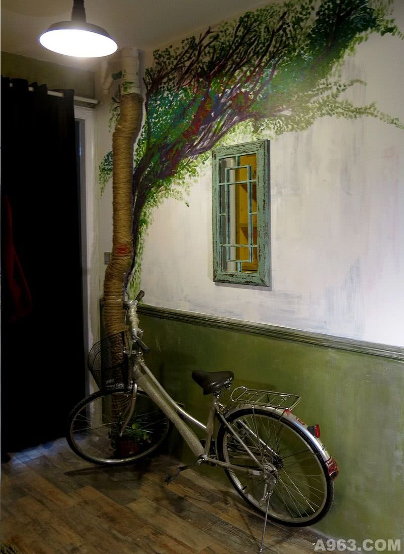 排水管简单处理一下,画上了书枝,虚实结合让家里有些童话的色彩. 墙裙是为了保护自行车对墙壁的破坏