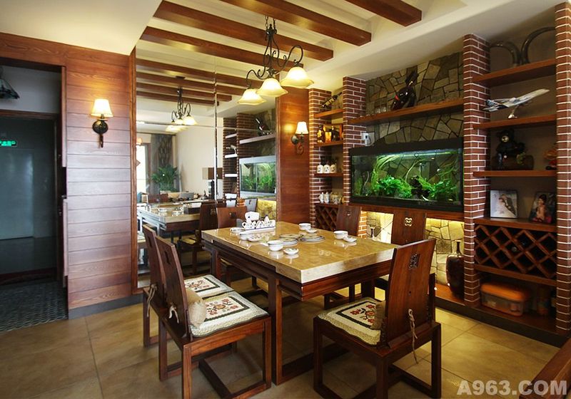 木色的餐厅，砖木拼和的酒柜里游动着鱼，木色的餐桌诸多自然元素融合

