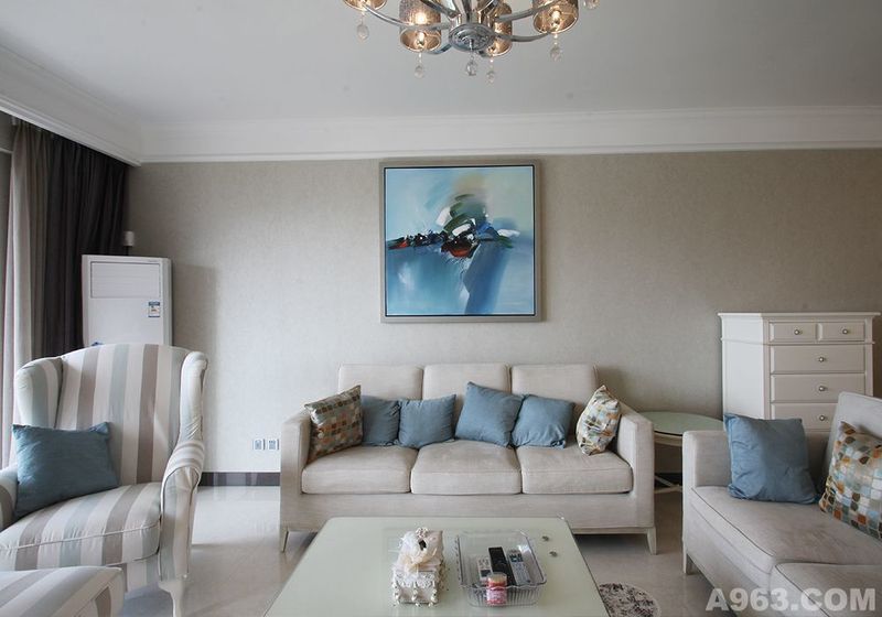 暖色的墙，米色的沙发，客厅整体色调干净和谐