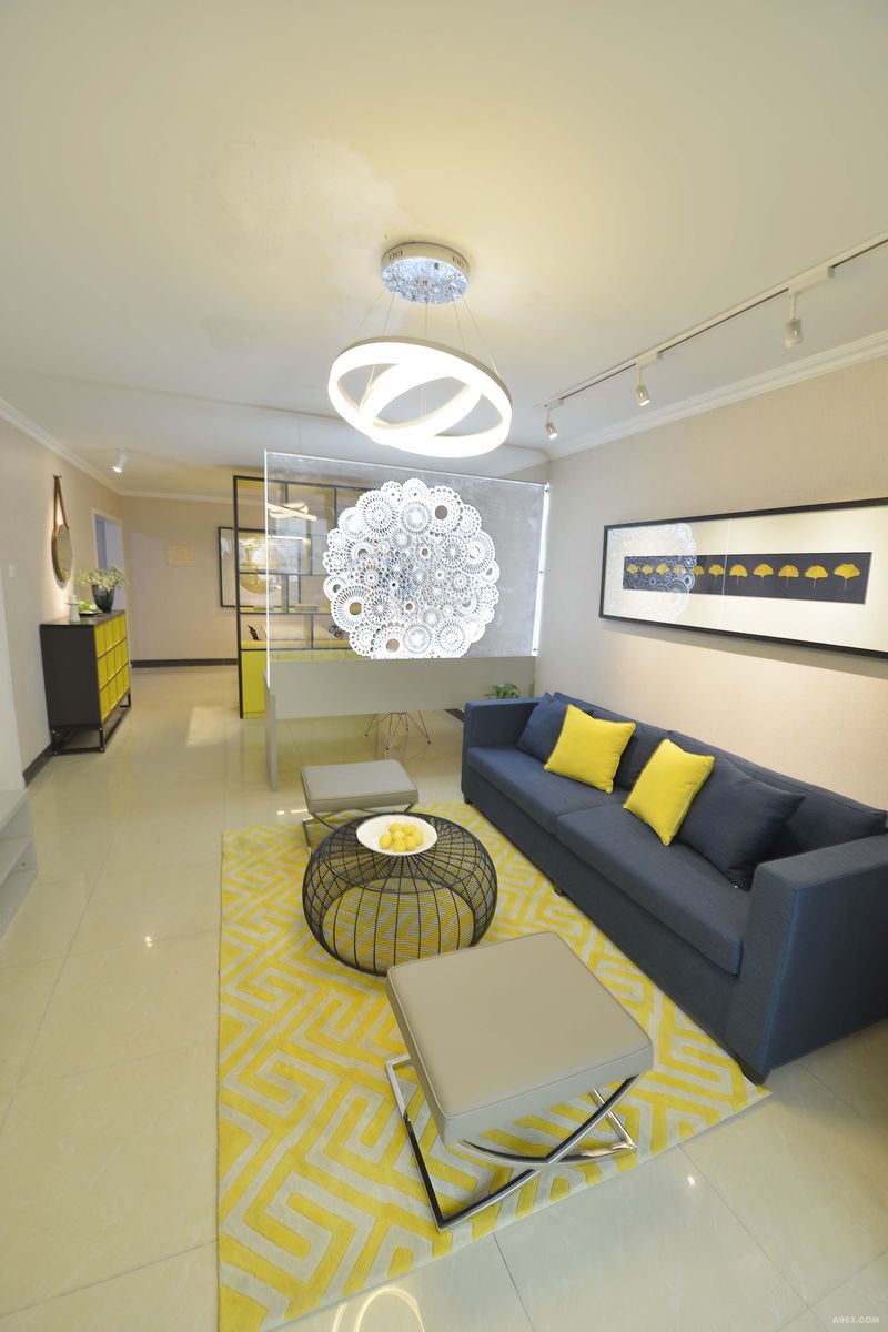 沙发区域灯是圆形、茶几是圆形、导光板图像是圆形，使整个空间有很好的呼应。