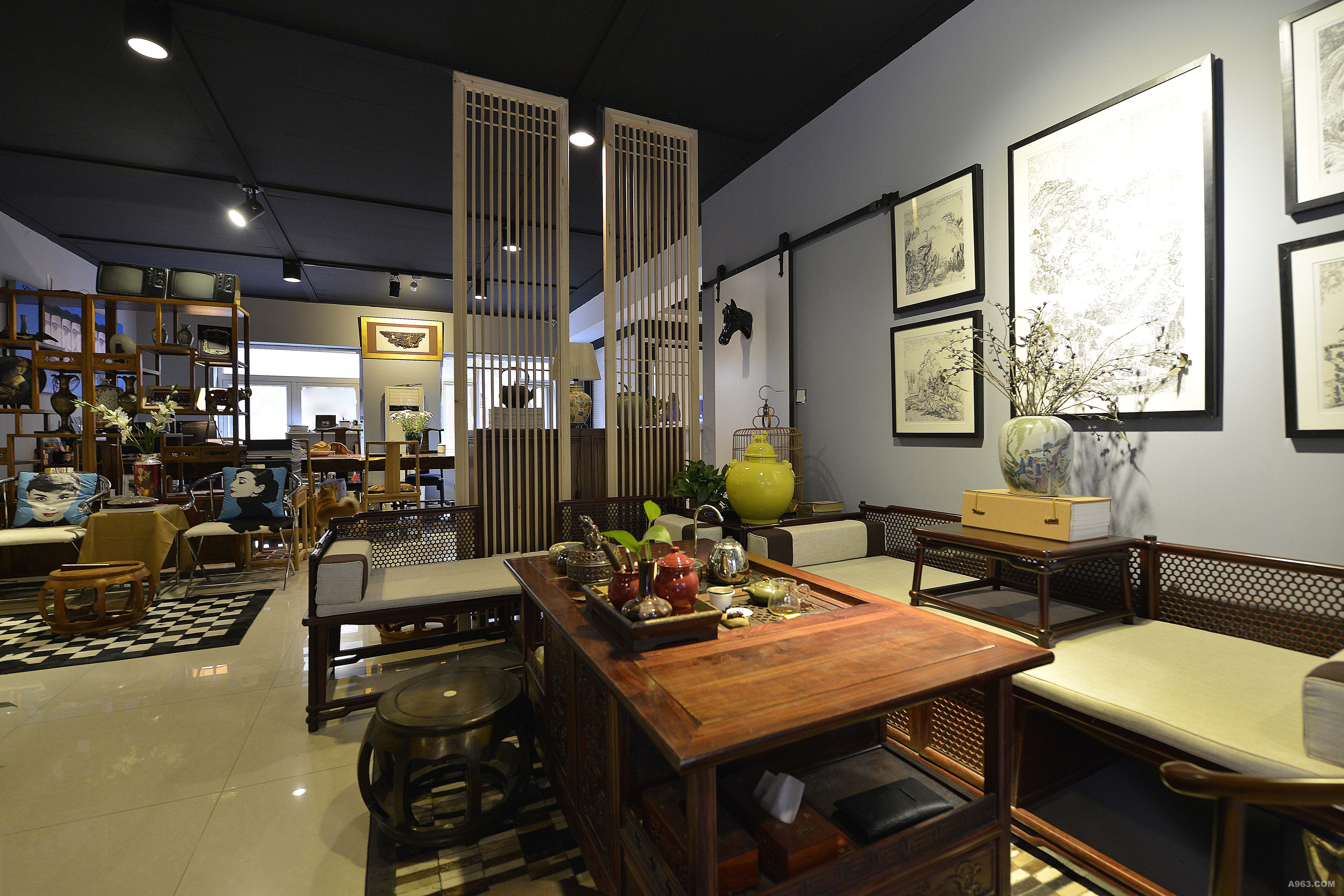 这是一个喝茶和会客的接待区，茶桌和中式家具是采用明代制式，简练的线条没有过多的繁琐的装饰。空间陈设上有很多古董，就看你的慧眼识不识货。