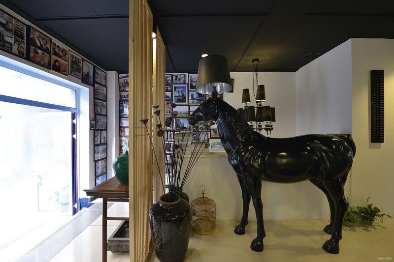进门木隔断后一个和真马一比一比例的落地灯来自荷兰的设计品牌Moooi的动物系列 Horse Lamp它是将居家与艺术结合的代表作。