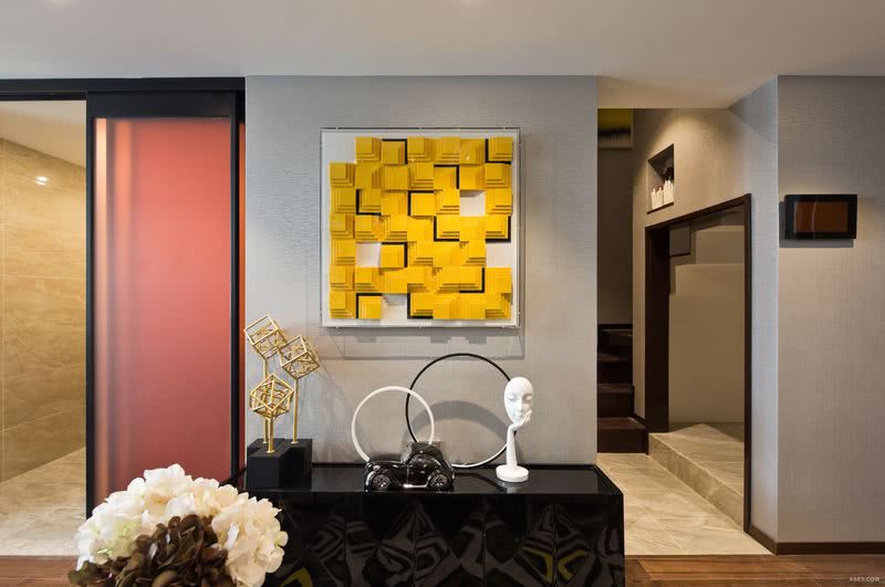 一幅柠檬黄装饰画与精心搭配的陈设细节呈现居家的细腻品质感，为城市的生活注入活力与优雅。 