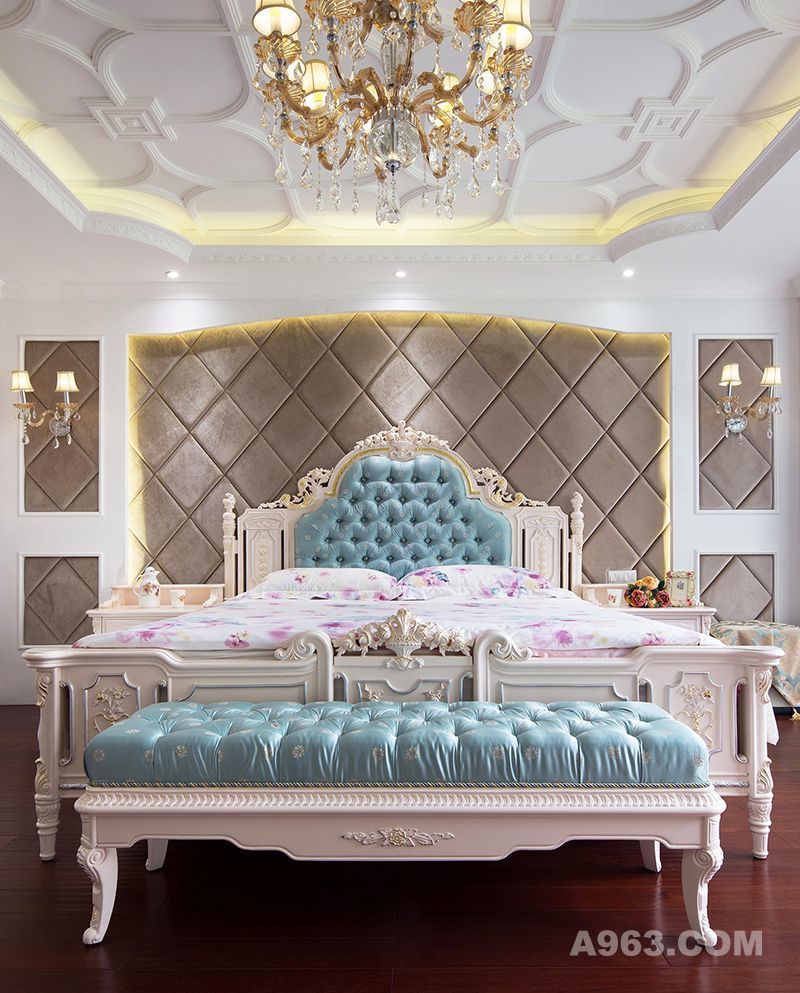 主卧，仍旧是淡淡的那一抹蓝，浪漫典雅的欧式大床和软包的融入使空间显得更加柔和，清爽宜人。