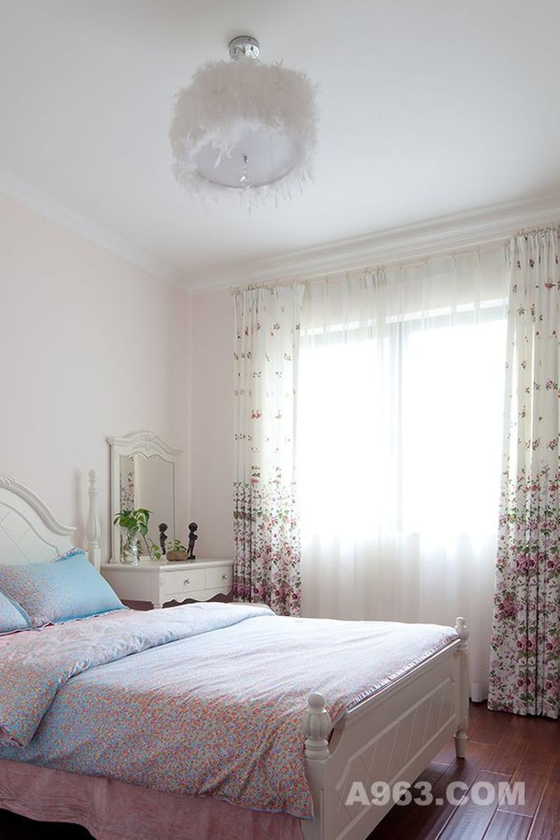 温馨甜美的公主房。高纯白实木床、碎花窗帘、羽毛围合圆吊灯，浅色打底，嫩色点缀，搭配出清新可爱的韩式范儿。