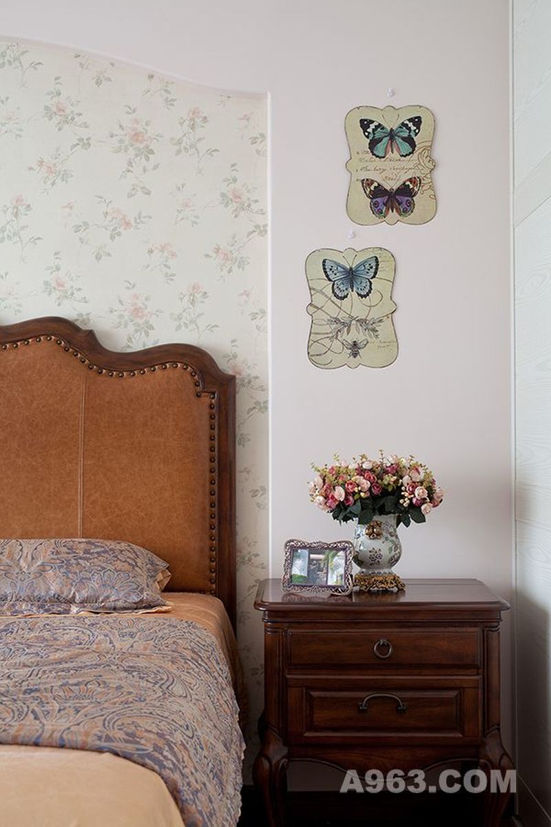 主卧床头柜的淳朴自然，碎花墙纸的惬意，蝴蝶铁片装饰件的栩栩如生，成就了温馨而雅致的睡眠空间。