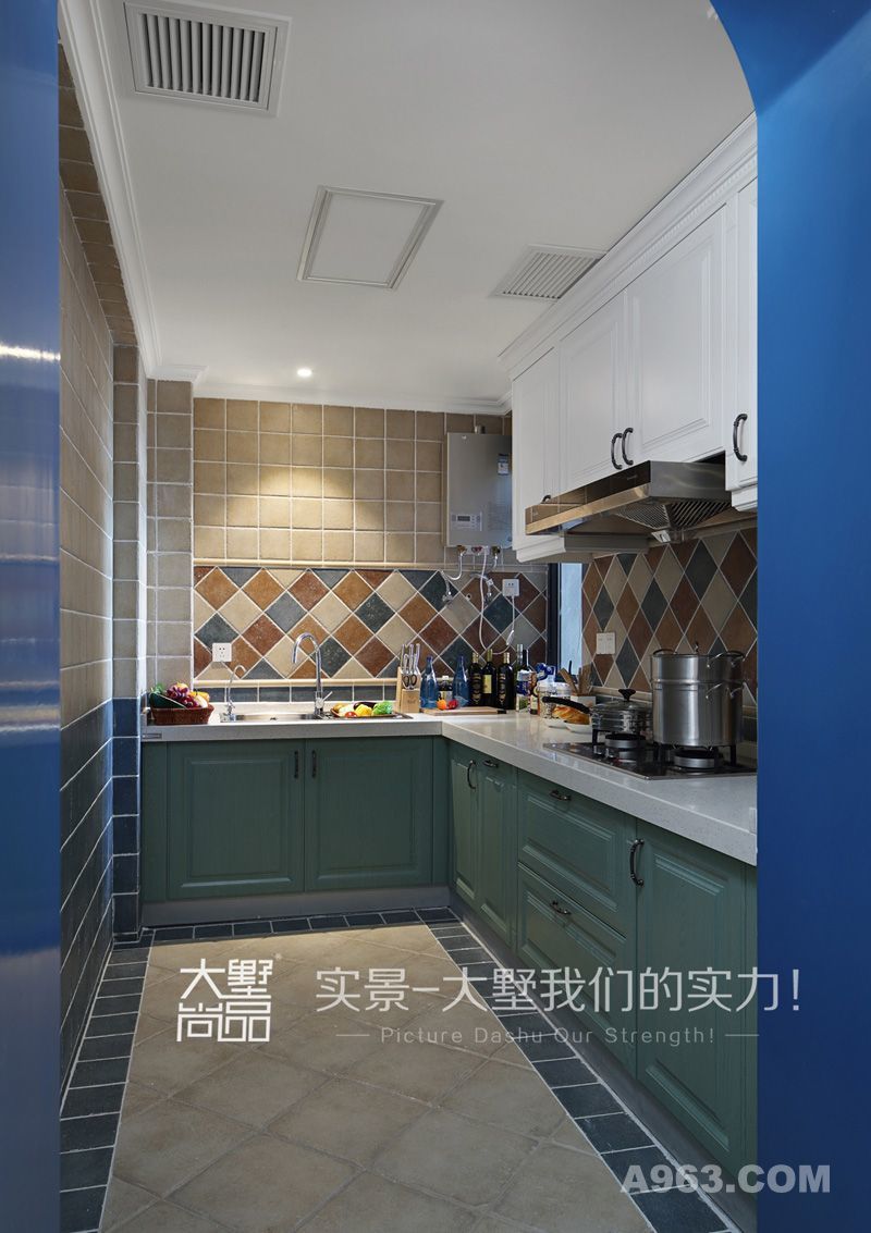 厨房采用了多种色彩的小砖，搭配白色以及浅绿色的橱柜， 增加了空间层次感。
