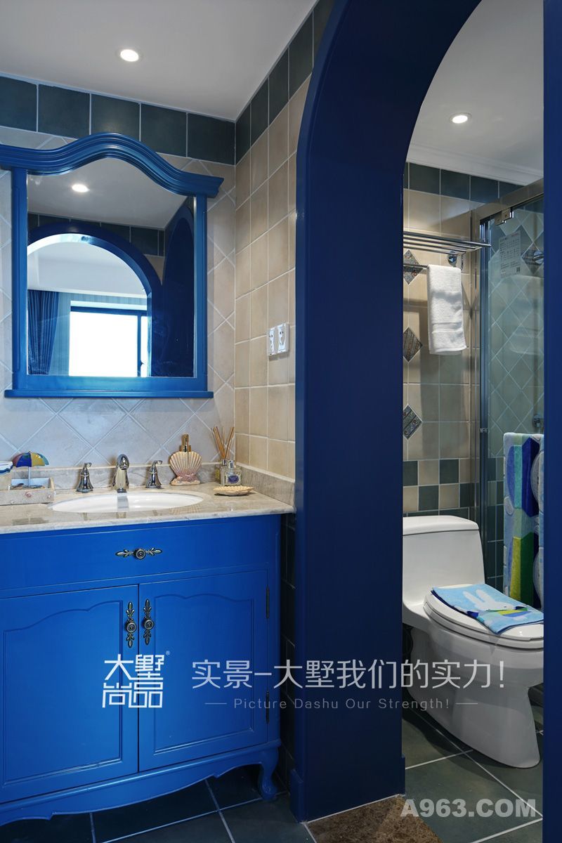 卫生间瓷砖以蓝绿色为主，充分的突出了浪漫地中海的主题，细心地做了一个干湿分离，保证了卫浴整体环境的整洁美观。